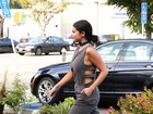 Selena Gomez usa look estiloso para comprar suco verde