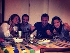 Malvino Salvador e a namorada jantam com casal de amigos