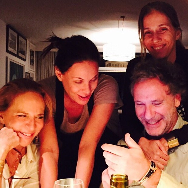 Carolina Ferraz com a estilista Lenny Niemeyer e outros amigos (Foto: Instagram/ Reprodução)