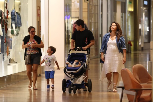Dario Conca passeia com a família pelo shopping Village Mall (Foto: AgNews  / AgNews)