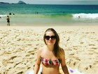 Vitoria Frate posa de biquíni na praia e mostra barriguinha de grávida