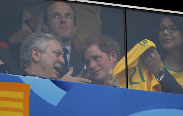 Principe Harry vendo jogo do Brasil (Foto: Agência Reuters)