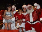 Scheila Carvalho se veste de Mamãe Noel e leva filha em evento