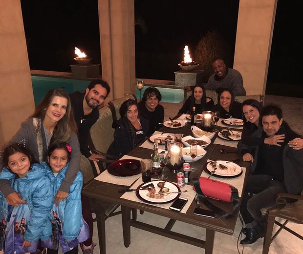 Graciele Lacerda e Zezé Di Camargo posam em família (Foto: Reprodução/Instagram)