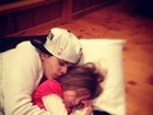 Justin Bieber dorme abraçadinho na irmã e paparica: 'Meu amor'
