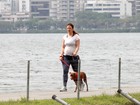 Grávida, Paula Braun caminha com cachorro no Rio