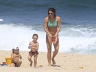 Priscila Fantin vai à praia no Rio com biquíni de lacinho e exibe ótima forma ao lado do filho