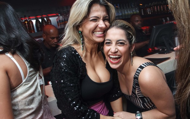 Ao lado de Paula Santos, Daniele dança muito em inauguração (Foto: noite)