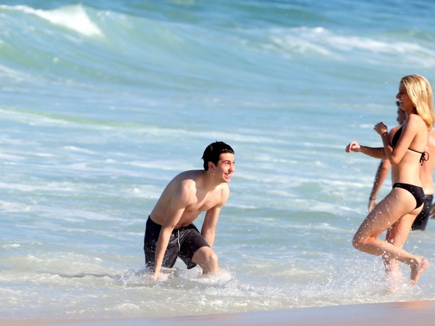 Nat Wolff e a namorada na praia de Copacabana, Zona Sul do Rio (Foto: Andre Freitas e Gabriel Reis/ Ag. News)