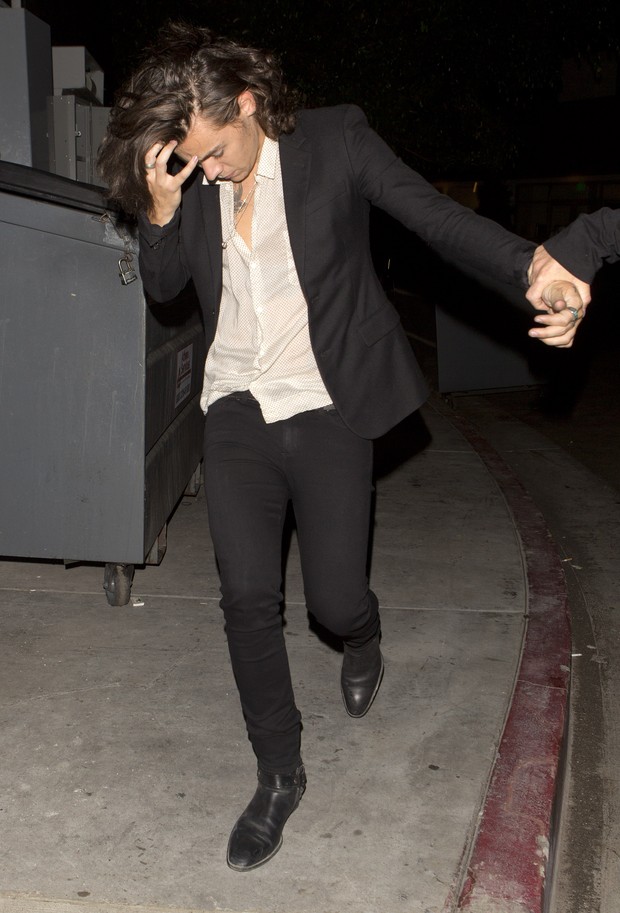 Harry Styles saindo supostamente bêbado da balada no dia 10 de outubro (Foto: AKM-GSI / AKM-GSI)