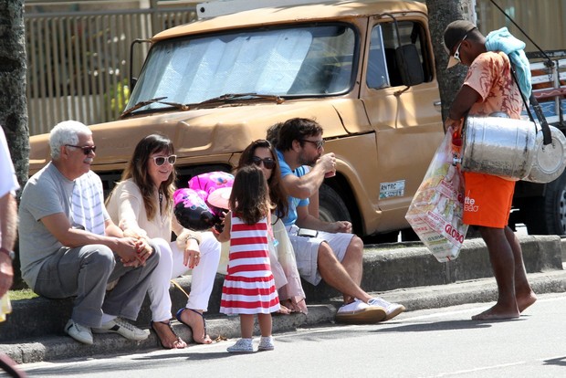 Marcelo Faria e esposa passeando no Leblon, RJ (Foto: Wallace Barbosa/AgNews)