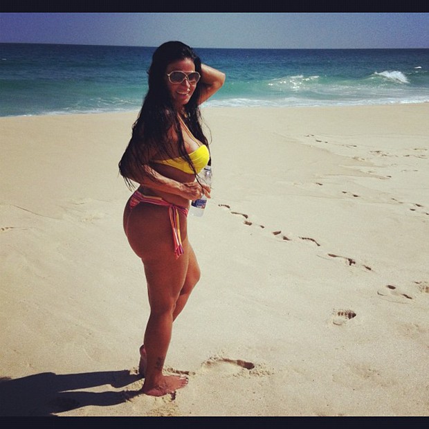 Solange Gomes posta foto na praia (Foto: Instagram / Reprodução)