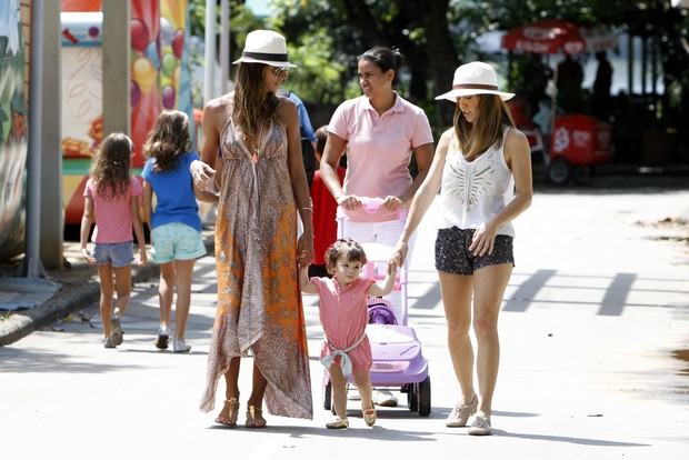 Fernanda Pontes encontra Flávia Sampaio (Foto: Gil Rodrigues/FotoRio News)