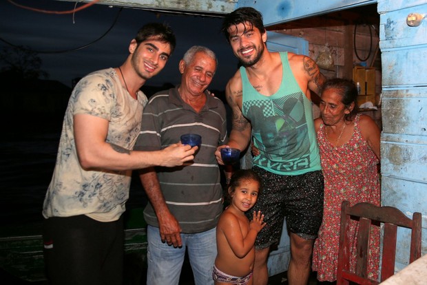 Renan com família ribeirinha (Foto: Denilson santos/AgNews)