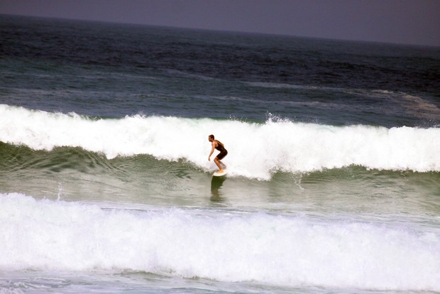 Cauã Reymond surfa na praia da Macumba (Foto: Fábio Martins / AgNews)