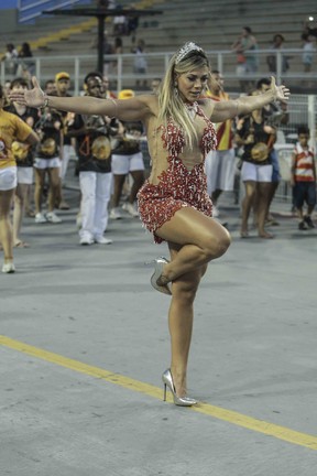 Ex-BBB Fabiana Teixeira em ensaio técnico da Tom Maior em São Paulo (Foto: Carnavalpaulista/ Divulgação)