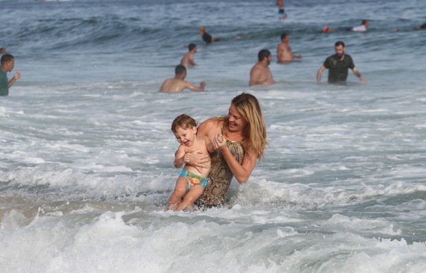  Leticia Birkheuer com seu filho na praia de Ipanema , RJ (Foto: Wallace Barbosa / Agnews)