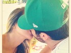 Adriana posta foto aos beijos com Rodrigão
