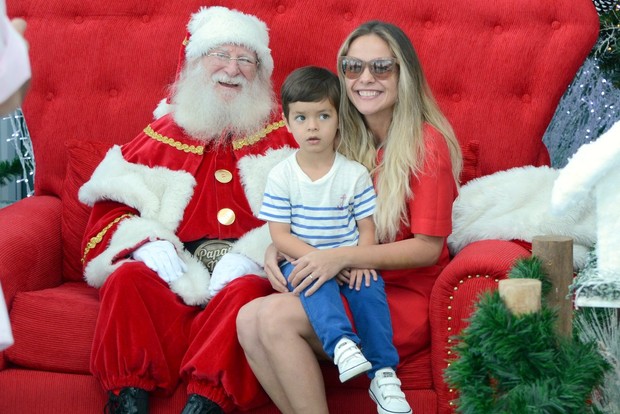 Juliana Silveira com o filho no shopping (Foto: Marcus Pavão / AgNews)