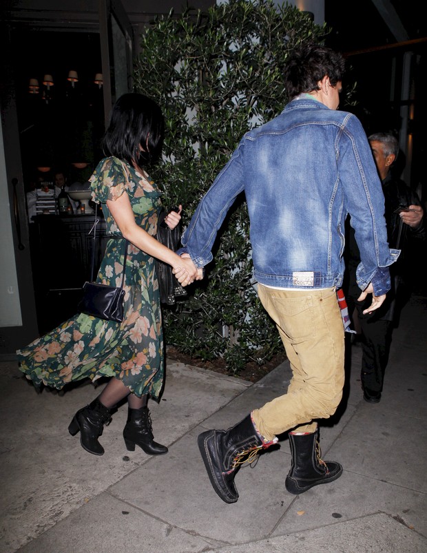 Katy Perry e John Mayer de mãos dadas após jantar (Foto: Twist/X17Online.com)