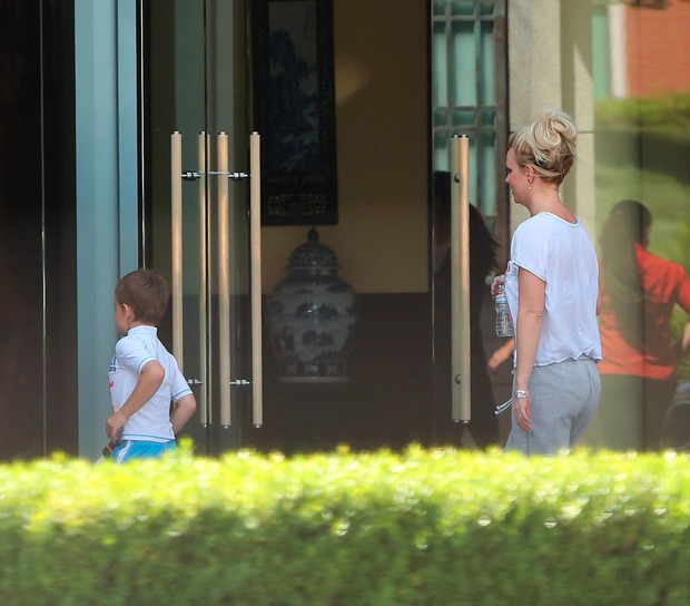 Britney Spears chega com filhos a hotel na Califórnia (Foto: X17 Agency)