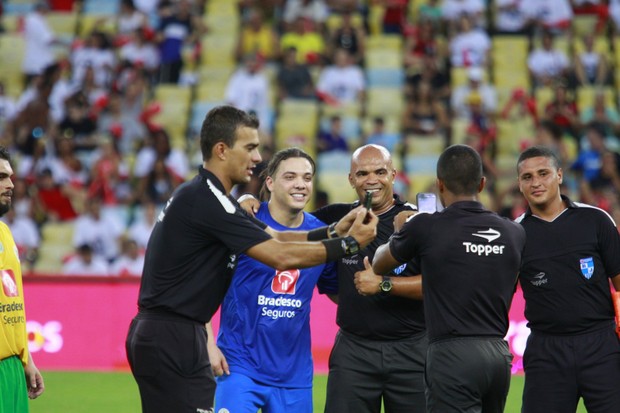 EGO - Wesley Safadão se arrisca no futebol em evento beneficente