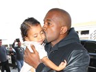 Que fofo! Kanye West dá beijo carinhoso na filha, North West