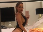 Jennifer Lopez esbanja sensualidade em foto com maiô cavado