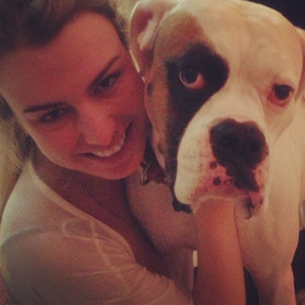 Fernanda com o cachorro da atriz Giovanna Ewbank (Foto: reprodução/instagram)