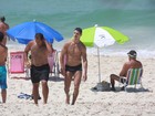 José Loreto mostra corpo em forma em dia de praia no Rio