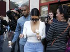 Kim Kardashian chama atenção com popozão em passeio com Kanye West