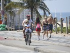 Eriberto Leão passeia de bicicleta com o filho