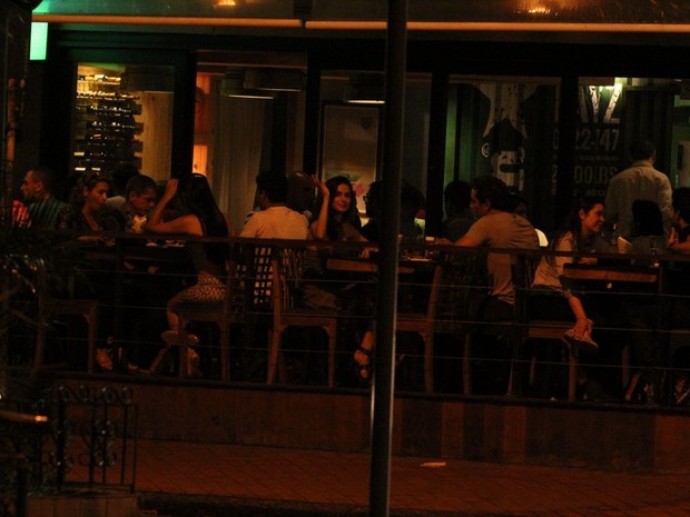 Thaila Ayala janta acompanhada em restaurante na Zona Sul do Rio (Foto: Rodrigo dos Anjos/ Ag. News)