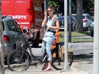 Fernanda Lima usa calça jeans para pedalar em dia de sol e muito calor no Rio