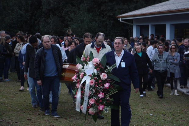 Enterro da Miss Fabiane Niclotti (Foto: Mateus Fontana / Divulgação)