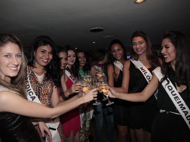 Cadidatas do RJ ao Miss Universo brindam em confraternização (Foto: Isac Luz/EGO)