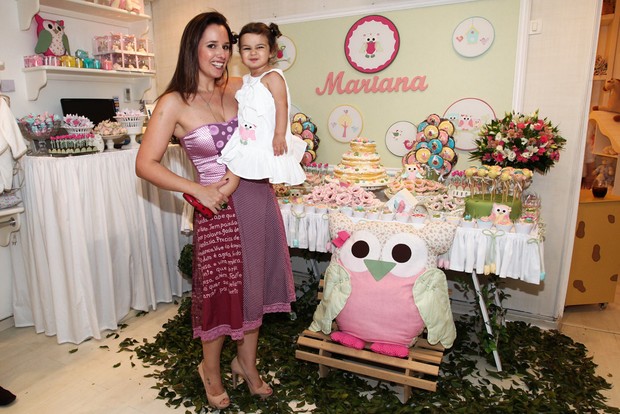 Mariana Belém com a filha  (Foto: Manuela Scarpa/Foto Rio News)