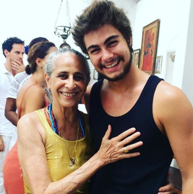 Rafael Vitti com Maria Bethânia, que cantará a música-tema de Velho Chico (Foto: Reprodução/Instagram)