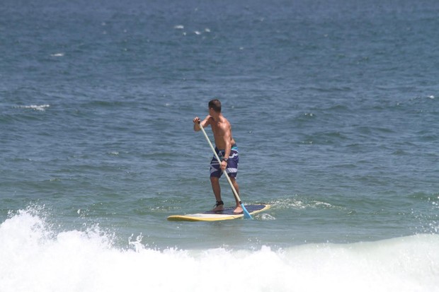 José Loreto praticando stand up paddle  (Foto: Wallace Barbosa/AgNews)