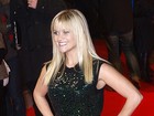 Reese Witherspoon usa sapatos maiores que seu número em première
