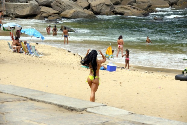 Sue Lasmar mergulha na praia vermelha após ensaio fotográfico (Foto: GABRIEL REIS / AG. NEWS)