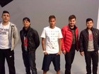 Neymar brinca com amigos em foto