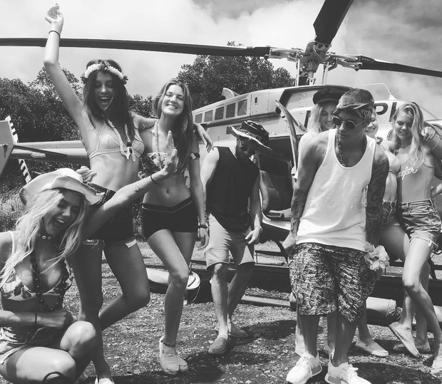 Justin Bieber com amigos no Havaí (Foto: Reprodução / Instagram)