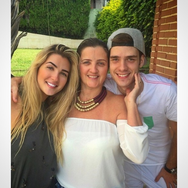 Aline Gotschalg com a mãe e o irmão (Foto: Reprodução/Instagram)