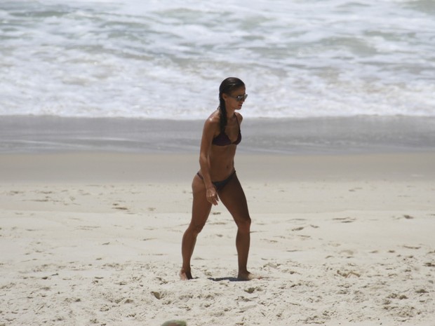 Fernanda de Freitas na praia (Foto: Dilson Silva / Agnews)