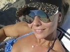 Viviane Araújo aproveita dia de sol em praia do Rio: 'Prainha gostosa'