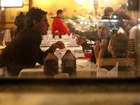 Rodrigo Lombardi janta com a família no Rio