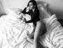 Joana Sanz, namorada de Daniel Alves, sensualiza em foto na cama