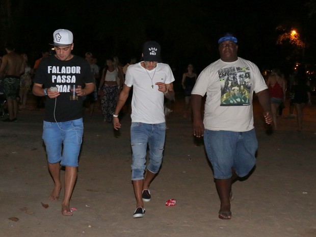 Neymar com amigos em Trancoso, na Bahia (Foto: Gabriel Rangel/ Ag. News)