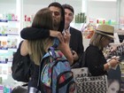 Ex-BBB Yuri e a namorada, Angela Sousa, se beijam em aeroporto do Rio